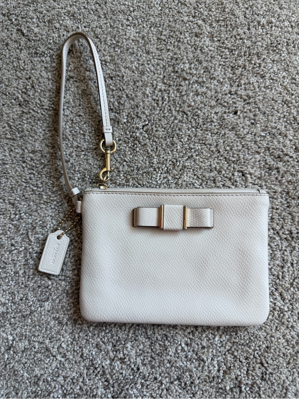 Coach Bow Leather Wristlet – Chalk/Ivory